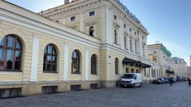 Tren, yük platformunun yanındaki tren istasyonuna yanaşıyor. Polonya, Krakow, 