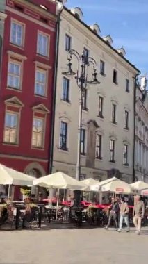 Krakow tarihi pazar meydanı, Polonya, Orta Avrupa. Pazar Meydanı Krakow, Polonya 'nın eski Krakow kentinin merkez meydanıdır.