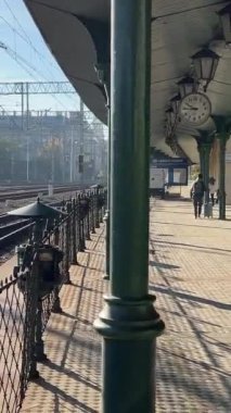 Tren, yük platformunun yanındaki tren istasyonuna yanaşıyor. Polonya, Krakow, 