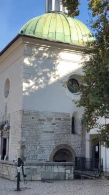 Krakow Kilisesi tarihi pazar meydanı, Polonya, Orta Avrupa. Pazar Meydanı Krakow, Polonya 'nın eski Krakow kentinin merkez meydanıdır.