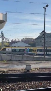 Tren, yük platformunun yanındaki tren istasyonuna yanaşıyor. Polonya, Krakow, 