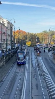 Krakow şehir merkezinde bir tramvay. Krakow Polonya 11.06.2024