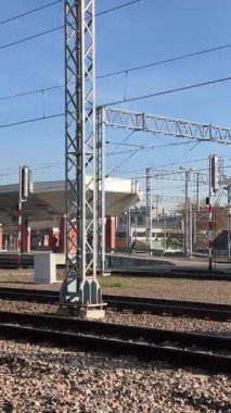 Tren, yük platformunun yanındaki tren istasyonuna yanaşıyor. Polonya, Krakow, 
