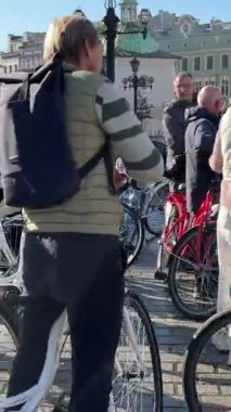 Krakow tarihi pazar meydanı, Polonya, Orta Avrupa 'da bisiklet turu yapan insanlardan oluşan bir grup. Pazar Meydanı Krakow, Polonya 'nın eski Krakow kentinin merkez meydanıdır.