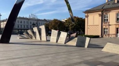 Krakow Polonya 'daki tren istasyonunun yakınındaki kavislere benzeyen heykel. Yüksek kalite 4k görüntü