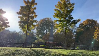 Polonya 'nın başkenti Krakow' da yürüyüş yapan turistler. Döndürme atışı. Krakow Polonya 'da sokak