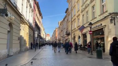 Polonya 'nın başkenti Krakow' da yürüyüş yapan turistler. Döndürme atışı. Krakow Polonya 'da sokak 11.07.2024