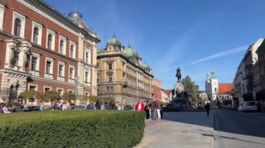 Polonya 'nın başkenti Krakow' da yürüyüş yapan turistler. Döndürme atışı. Krakow Polonya 'da sokak 11.07.2024