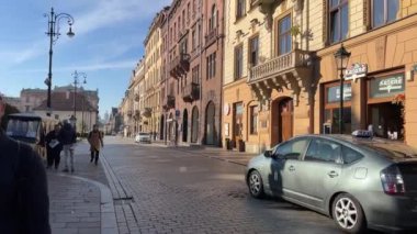 Polonya 'nın başkenti Krakow' da yürüyüş yapan turistler. Döndürme atışı. Krakow Polonya 'da sokak 11.07.2024