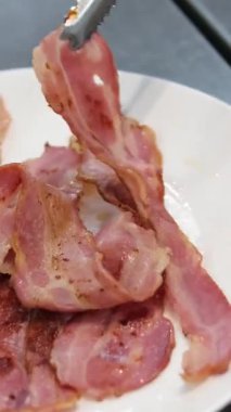 Kızarmış pastırma. Kızartma tavasında yakın plan domuz pastırması. Yüksek kalite 4k görüntü. 