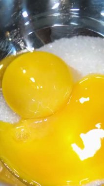 Profesyonel bir şef kasede yumurta kırar, şef pişirmek için çiğ yumurta hazırlar. Profesyonel mutfak. Yakın plan. Yüksek kalite 4k görüntü