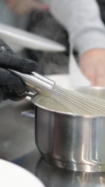 Aşçı, Püre 'yi Kazandan Ladle' la İki Tabağa Döker. Krema çorbasını bir tabağa dök.