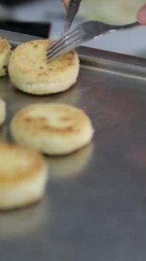 Krep yapıyorlar, hamur eldivenleri pişiriyorlar. Yüksek kalite 4k görüntü