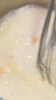 Makro süt ve yumurtayı karıştırma, yavaş çekim. Yumurta sarısı ile kahvaltı sütü hazırlıyorum. Sarıları sütle karıştır.