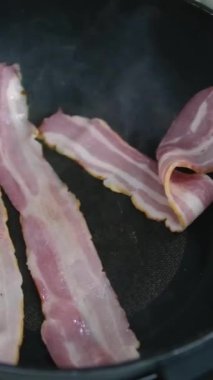 Kızarmış pastırma. Kızartma tavasında yakın plan domuz pastırması. Yüksek kalite 4k görüntü. 