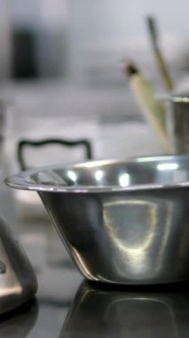 Demir tabaklar kaplar spatula mutfak aletleri muz pulları masada. Yüksek kalite 4k görüntü