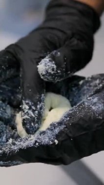 Çöreğe çikolata eklersen süzme peynirden fırınlanmış mallar elde edersin. Yüksek kalite 4k görüntü