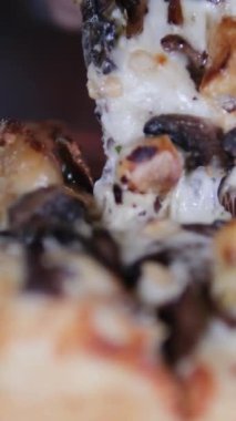 Akşam yemeği mumları çiçekli mantarlı pizza. Mantarlı, salamlı, pastırmalı ve peynirli pizza. Pizza servis edildi.