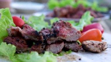 İki iştah açıcı et bifteği. Izgara tavada pişmiş karabiber serpiştirilmiş. Yakın görüş, el bilgisayarı. Yüksek kalite 4k görüntü