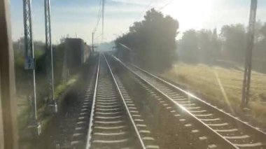 Tren, yük platformunun yanındaki tren istasyonuna yanaşıyor. Polonya, Krakow, 