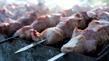 Barbekü ızgarasında ızgara şiş kebap. Sulu et kebabını dumanlı şişte hazırlıyorum. Barbekü. Açık havada ızgara. Piknik zamanı. Yüksek kalite 4k görüntü