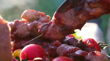 Herkese BBQ Izgarasında Mükemmel Pişmiş Et Şişleri 'nin tadını çıkarın. Eti şişlemeden kaldır