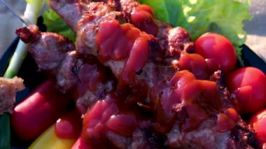 Kebaplar. Izgara et şişi, biberli şiş kebap, soğan ve siyah ahşap arka planda ketçap. Ketçaplı kebap.