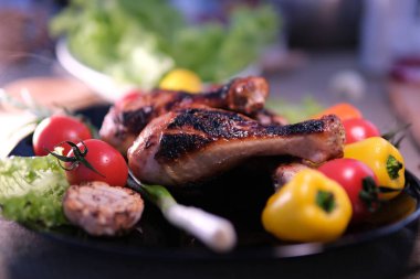 Tavuk butları ızgarada ızgara kömür ızgarası ve üstüne sos fırçalanmış. BBC ızgarasında kızartılmış sulu tavuk eti. Ağır çekim. Yüksek kalite 4k görüntü