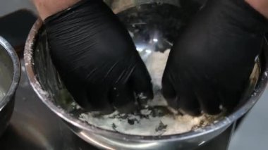 Tüm pişirme işlemleri adım adım. Asya mutfağında sushi pişirirken peynir kapaklı bir aşçılık sınıfında meşale suşi tempolu hamur işi ve avokado ile ekmek kırıntıları kullanın..