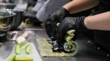 Tüm pişirme işlemleri adım adım. Asya mutfağında sushi pişirirken peynir kapaklı bir aşçılık sınıfında meşale suşi tempolu hamur işi ve avokado ile ekmek kırıntıları kullanın..