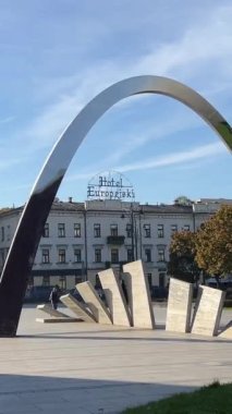 Krakow Polonya 'daki tren istasyonunun yakınındaki kavislere benzeyen heykel. Yüksek kalite 4k görüntü