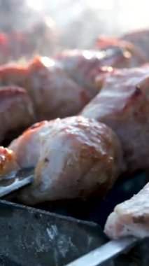 Barbekü ızgarasında ızgara şiş kebap. Sulu et kebabını dumanlı şişte hazırlıyorum. Barbekü. Açık havada ızgara. Piknik zamanı. Yüksek kalite 4k görüntü