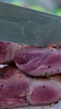 Şef restoranda ızgara biftek çeviriyor. Izgarada et pişirmek için maşa kullanmak. Profesyonel bbq yemekleri nefis. Izgara et.