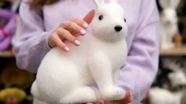 Pijamalı kız oyuncak tavşanla oynuyor, seçici odaklanma. Ağacın altında oyuncak tavşan