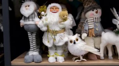 Noel Baba Noel Baba 'nın cücesi Noel Baba Kardan Adam ve oyuncakçıdaki oyuncakların rafındaki geyik Noel ağacı için. Yüksek kalite 4k görüntü