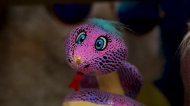 Yılanın yumuşak oyuncak yılı. Mağazadaki yılan oyuncakları. Yüksek kalite 4k görüntü