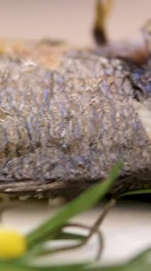 Dorado usulü ızgara. Limonlu ve otlu balık. Yüksek kalite 4k görüntü