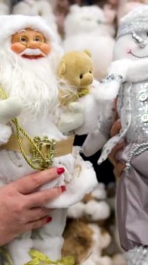 Noel Oyuncakları 9 Xmas bir videoda birleştiriliyor. Geleneksel oyuncaklar, ışıklar, eski el feneri, Noel mücevherleri ve hediye kutuları halıda bulunmaktadır. Noel Baba ve Kardan adam oyuncağı