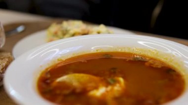 Kafedeki masada çorba solyanka var. Sebze ve et ahşap bir masada. Yüksek kalite 4k görüntü