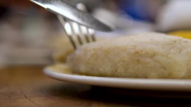 Balık köftelerini bıçak ve çatalla kes Japon yemeği ye Sasa-kamaboko, bambu yaprağı şeklinde balık keki ve şiso perilla frutesans. Yüksek kalite 4k görüntü