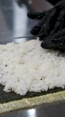 Tüm pişirme işlemleri adım adım. Asya mutfağında sushi pişirirken peynir kapaklı bir aşçılık sınıfında meşale suşi tempolu hamur işi ve avokado ile ekmek kırıntıları kullanın..