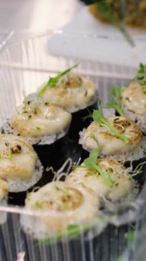 Tüm pişirme işlemleri adım adım. Asya mutfağında sushi pişirirken peynir kapaklı bir aşçılık sınıfında meşale suşi tempolu hamur işi ve avokado ile ekmek kırıntıları kullanın..