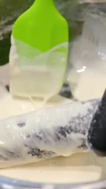Tüm pişirme işlemleri adım adım. Asya mutfağında sushi pişirirken peynir kapaklı bir aşçılık sınıfında meşale suşi tempolu hamur işi ve avokado ile ekmek kırıntıları kullanın..