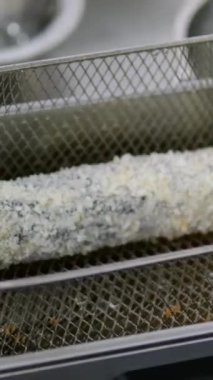 Tüm pişirme işlemleri adım adım. Asya mutfağında sushi pişirirken peynir kapaklı bir aşçılık sınıfında meşale suşi tempolu hamur işi ve avokado ile ekmek kırıntıları kullanın..