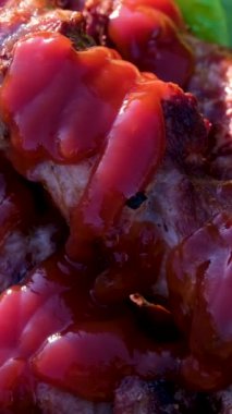 Kebaplar. Izgara et şişi, biberli şiş kebap, soğan ve siyah ahşap arka planda ketçap. Ketçaplı kebap.