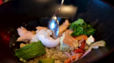 Her şey, somon kasesi, esmer pirinç, haşlanmış yumurta, turşu, avokado, şarap sirkesi. Yüksek kalite 4k görüntü