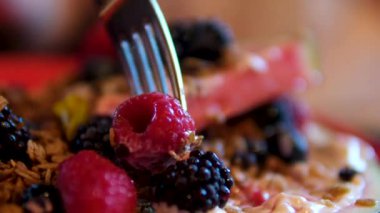 Taze sulu ahududu, karpuz, susam kreması, ev yapımı granola, donmuş böğürtlen, tofu kreması rotasyonu. Yüksek kalite 4k görüntü