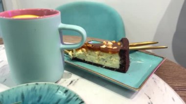Deniz dikenli ve portakallı yeşil sıcak çay olgun portakallı deniz dikenli ve portakallı çay. Mango tutkusu meyveli çay. Portakallı sıcak çay. Biberiye tarçın çubuğu