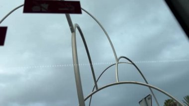 Eğri mimari dalgaları dalgalandırır. Gökyüzü arka planında dalgalar var. Heykel Onades, Dalgalar Barselona İspanya 11.03.2024