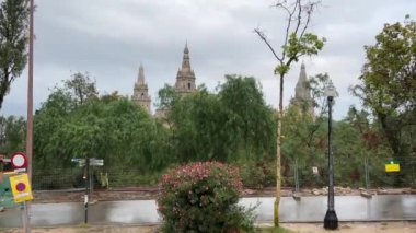 Placa De Ispania, Ulusal Müze yağmur bulutlu hava manzaralı Barcelona İspanya 11.03.2024 numaralı hareket halindeki turist otobüsünden cadde manzaralı.